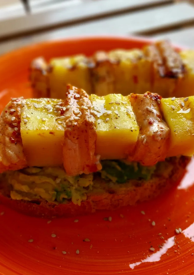 Una foto de Brocheta de salmón y piña con aguacate
