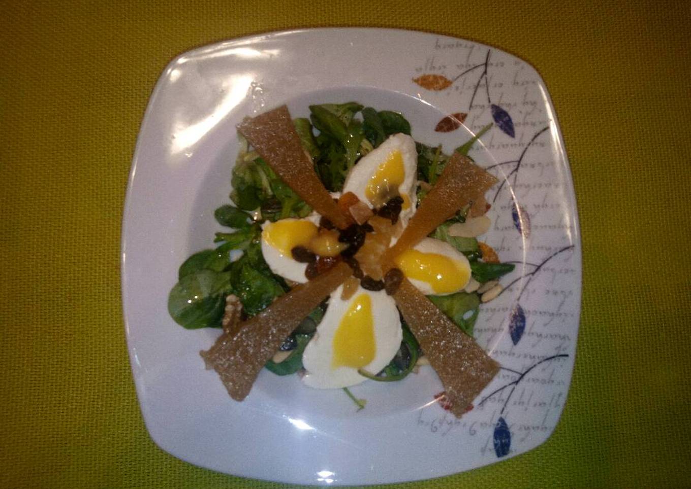 Ensalada con mozzarella, frutos secos y membrillo. Salsa de mango