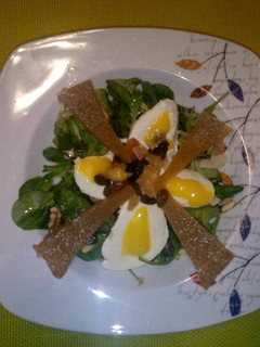 Una foto de Ensalada con mozzarella, frutos secos y membrillo. Salsa de mango