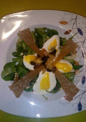 Una foto de Ensalada con mozzarella, frutos secos y membrillo. Salsa de mango