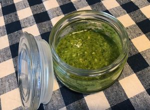 Une photo de Pesto d ail d ours et basilic aux pignons de pin et parmesan