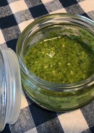 Une photo de Pesto d ail d ours et basilic aux pignons de pin et parmesan