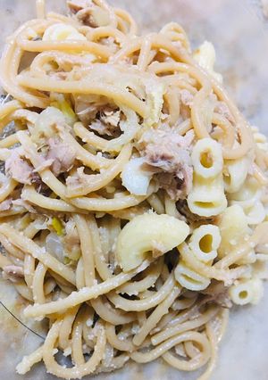 Una foto de Fideos con atún y cebolla