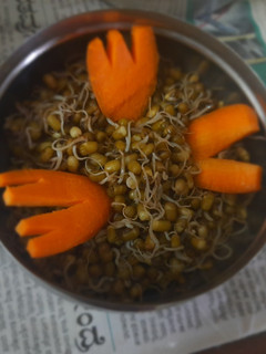 முளைக்கட்டிய பயறு கலவை(sprouts salad recipe in tamil) செய்முறை முக்கிய புகைப்படம்