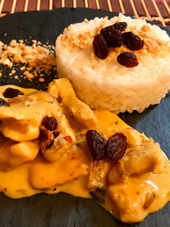 Una foto de Curry de pavo y arroz con tierra de almendras y pasas