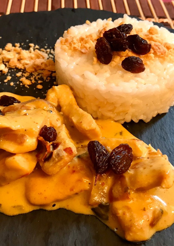 Una foto de Curry de pavo y arroz con tierra de almendras y pasas