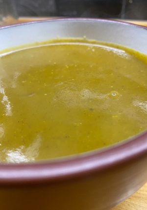 Una foto de Sopa crema de calabaza y hongos de pino