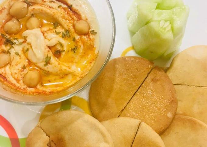 Simple Way to Prepare Homemade Hummus With Toasted Pita Bread