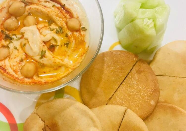 Hummus With Toasted Pita Bread