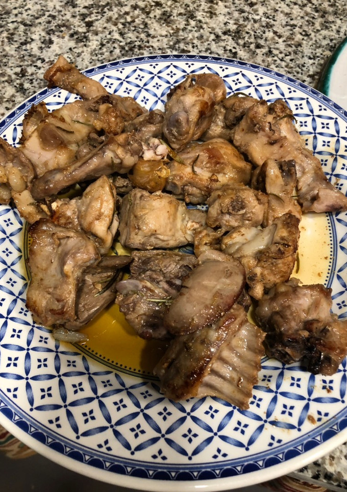 Una foto de Conejo al vino blanco, ajos y tomillo