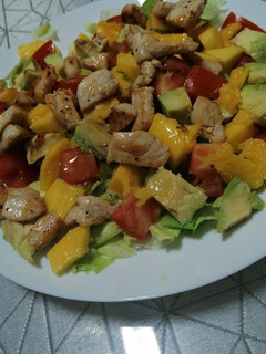 Una foto de Ensalada de pollo y mango