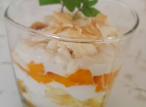 Una foto de Parfait light a la LuzMa con frutos tropicales
