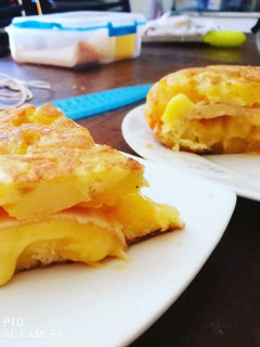 Una foto de Tortilla de papas rellenas de queso y jamón