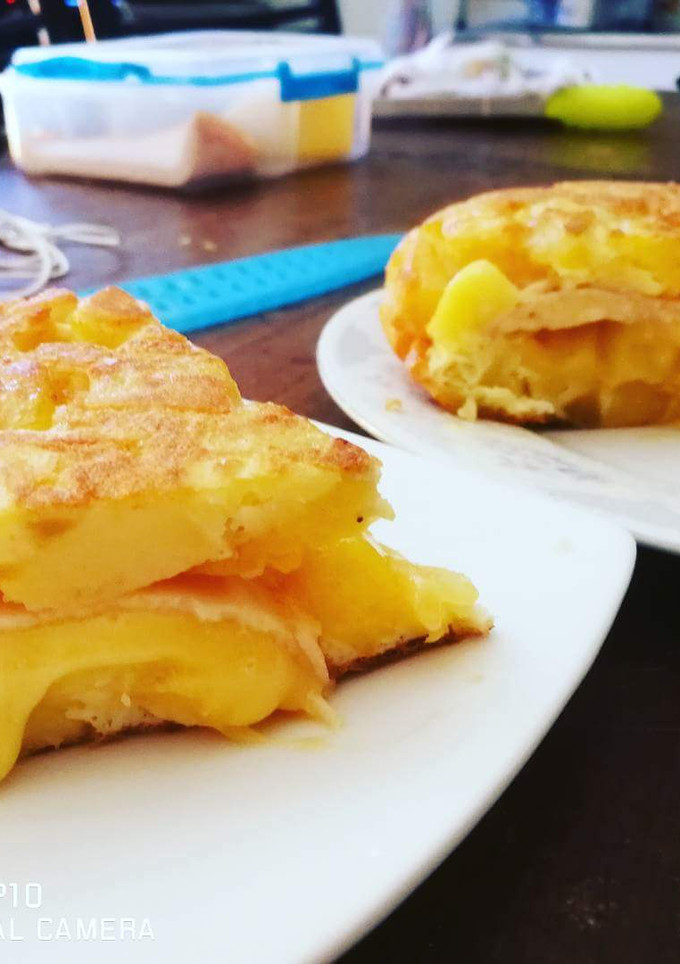 Una foto de Tortilla de papas rellenas de queso y jamón