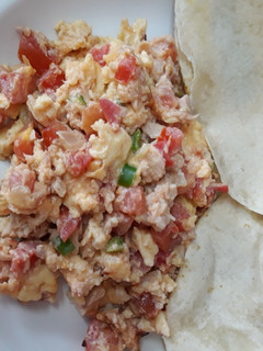 Una foto de Huevos a la mexicana con atún