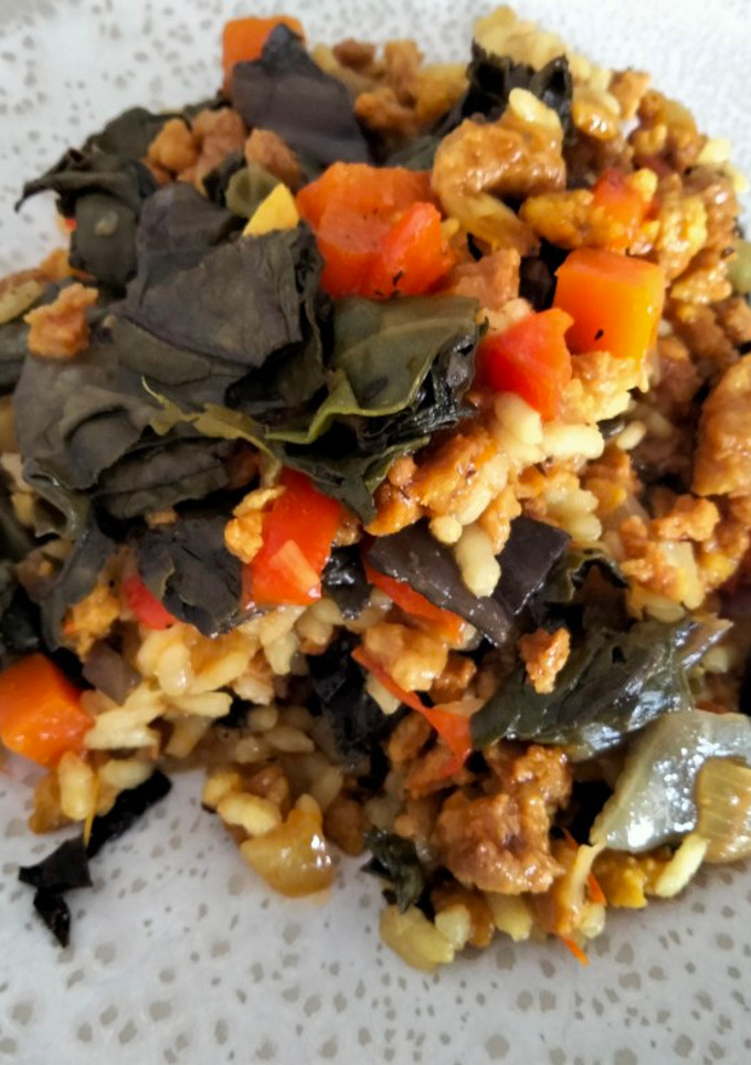 Una foto de Arroz con soja texturizada y acelgas