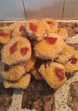 Una foto de Scones dulces con dulce de membrillo