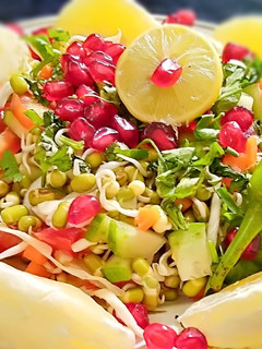 ફણગાવેલા મગ નું સલાડ (Sprouted Mag Salad Recipe In Gujarati) રેસીપી મુખ્ય ફોટો