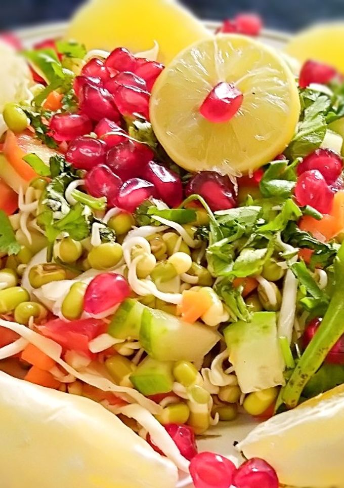 ફણગાવેલા મગ નું સલાડ (Sprouted Mag Salad Recipe In Gujarati) રેસીપી મુખ્ય ફોટો