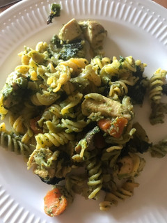 Una foto de Pasta con pollo y verduras fit 💪🥦🥕