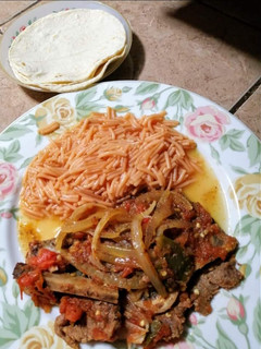 Una foto de Guiso de bistec a mi estilo y sopa de fideo para acompañar