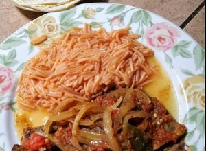Una foto de Guiso de bistec a mi estilo y sopa de fideo para acompañar