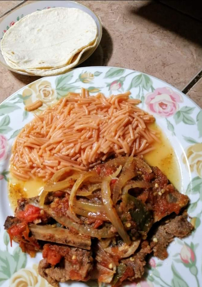 Una foto de Guiso de bistec a mi estilo y sopa de fideo para acompañar