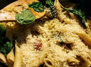 Una foto de PENNE Rigate, Espárragos y Albahaca🌿con🍅Tomate...!