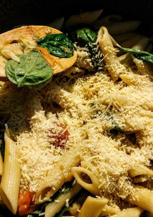Una foto de PENNE Rigate, Espárragos y Albahaca🌿con🍅Tomate...!