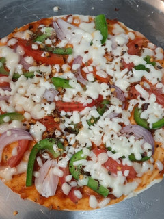 પીઝા (Pizza Recipe In Gujarati) રેસીપી મુખ્ય ફોટો