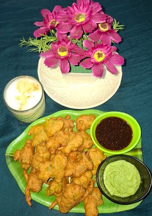A picture of Mix fritters (Kumbhaniya Bhajiya).