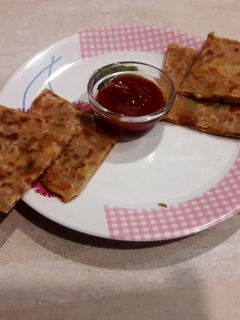 ચીઝ આલુ પરાઠા (Cheese Aloo Paratha Recipe In Gujarati) રેસીપી મુખ્ય ફોટો