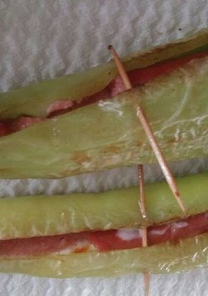 Una foto de Chiles güeros rellenos de salchicha y queso