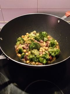 Una foto de Wok de brócoli con garbanzos y salchicha ahumada