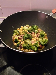 Una foto de Wok de brócoli con garbanzos y salchicha ahumada