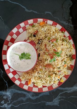 नवरत्न व्हेज पुलाव (veg pulav recipe in marathi) रेसिपी चे मुख्य फोटो
