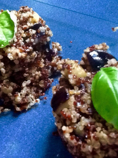 Una foto de Quinoa roja con berenjenas y albahaca