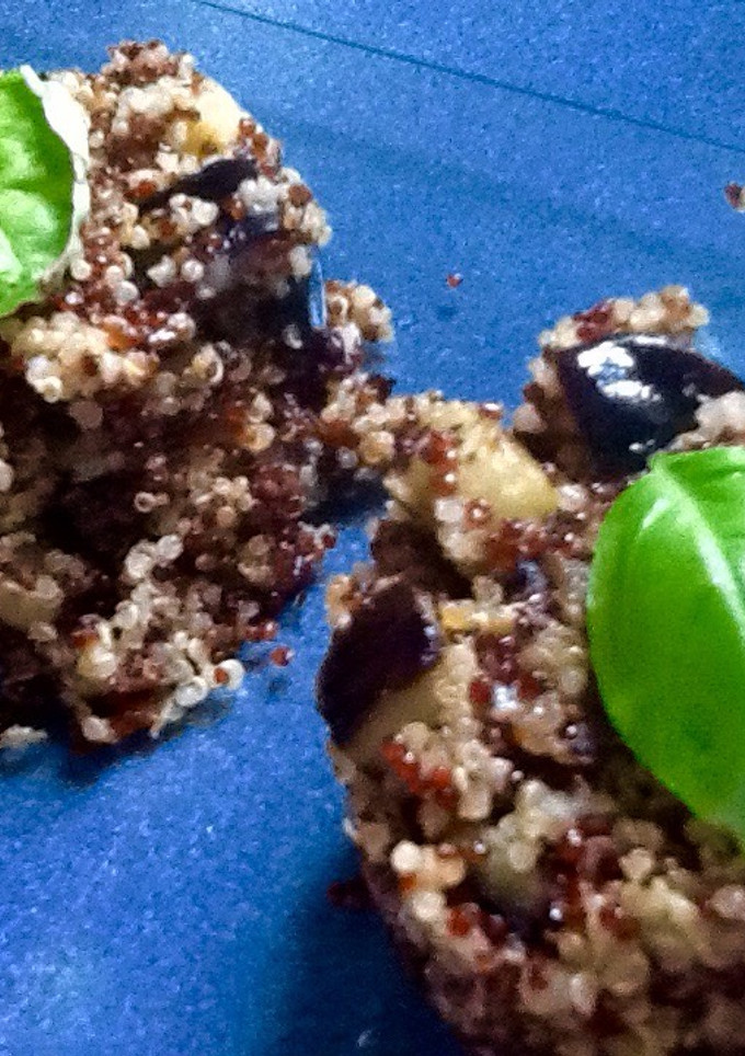 Una foto de Quinoa roja con berenjenas y albahaca