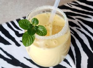 Una foto de 🫙🥭Mango lassi by Irum Zaidi 🥭Licuado de mango con yogur 🥭🫙