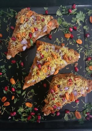 દાબેલી ટોસ્ટ (Dabeli Toast Recipe In Gujarati) રેસીપી મુખ્ય ફોટો
