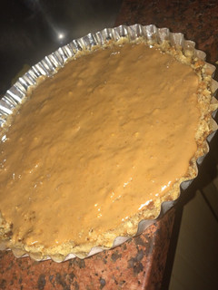 Una foto de Tarta de avena quaker con mousse fácil de dulce de leche
