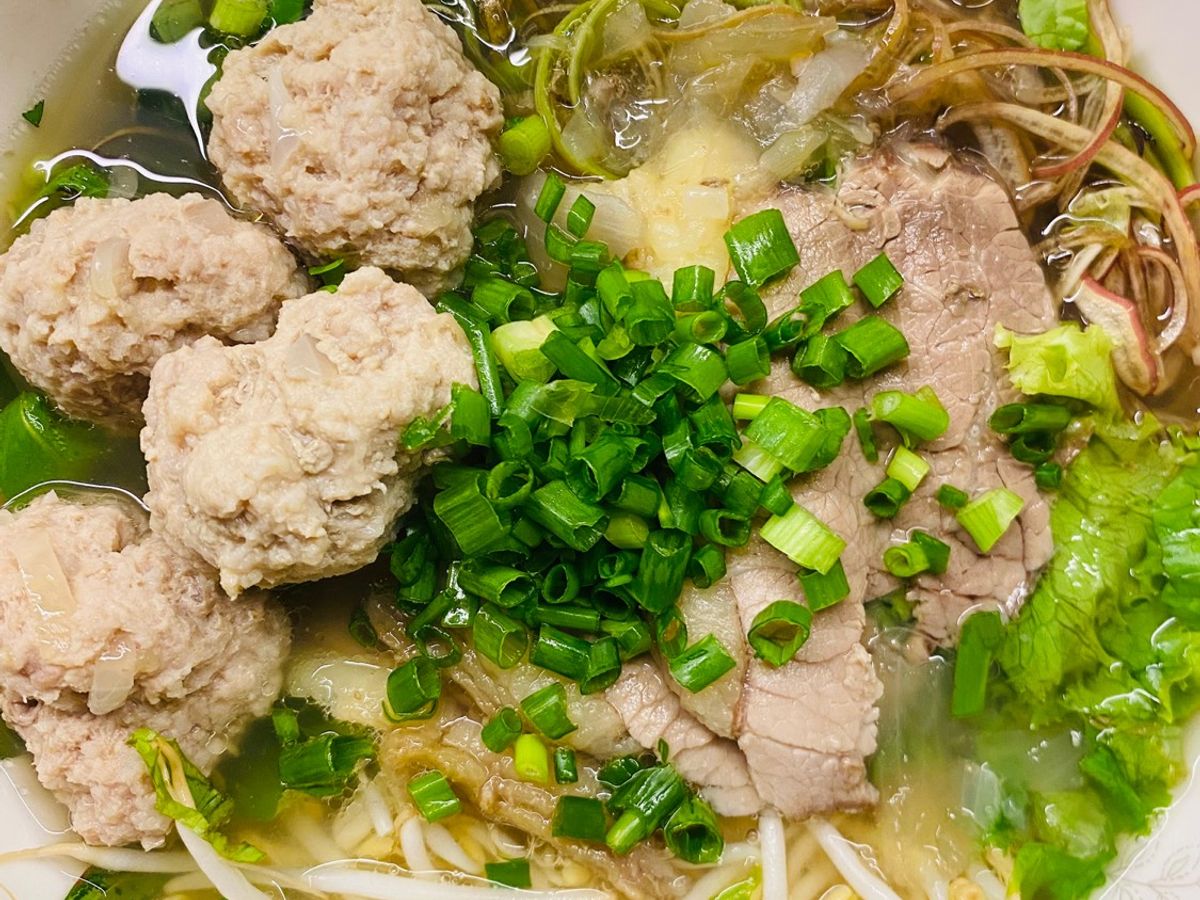 Bún bò béo nước hơi trong