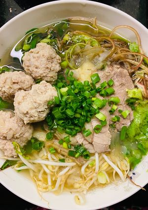 Hình của món Bún bò béo nước hơi trong.