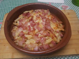 Patatas fritas con queso y bacon
