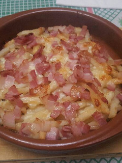 Una foto de Patatas fritas con queso y bacon