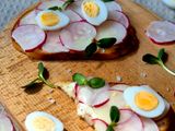 Тости з редискою, вершковим маслом і перепелиними яйцями 🌱