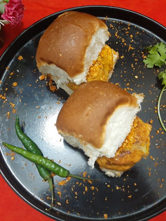 मुंबई स्टाइल बड़ा पाव (Mumbai style bada pav recipe in hindi) रेसिपी मुख्य फोटो
