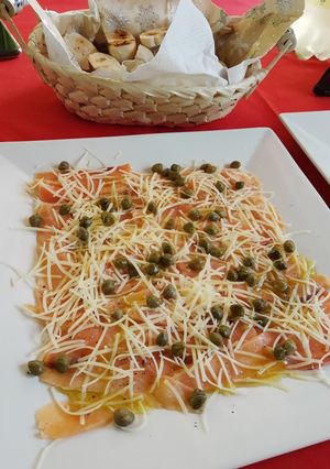 Una foto de Carpaccio de Salmón