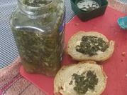 Una foto de chimichurri perejil