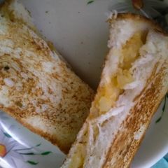 A picture of Aloo toast.
